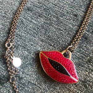 MARC JACOBS ‘LIPS’ WATCH NECKLACE